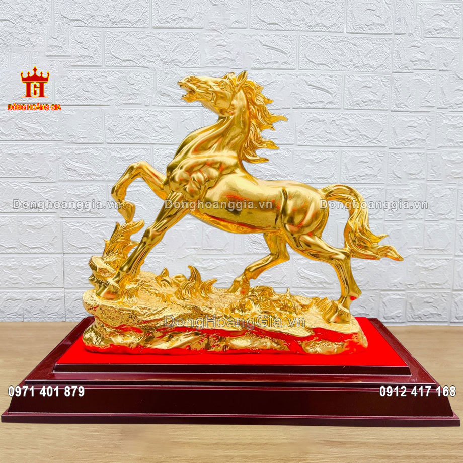 Tượng ngựa hí bằng đồng mạ vàng là dòng sản phẩm tượng đồng cao cấp